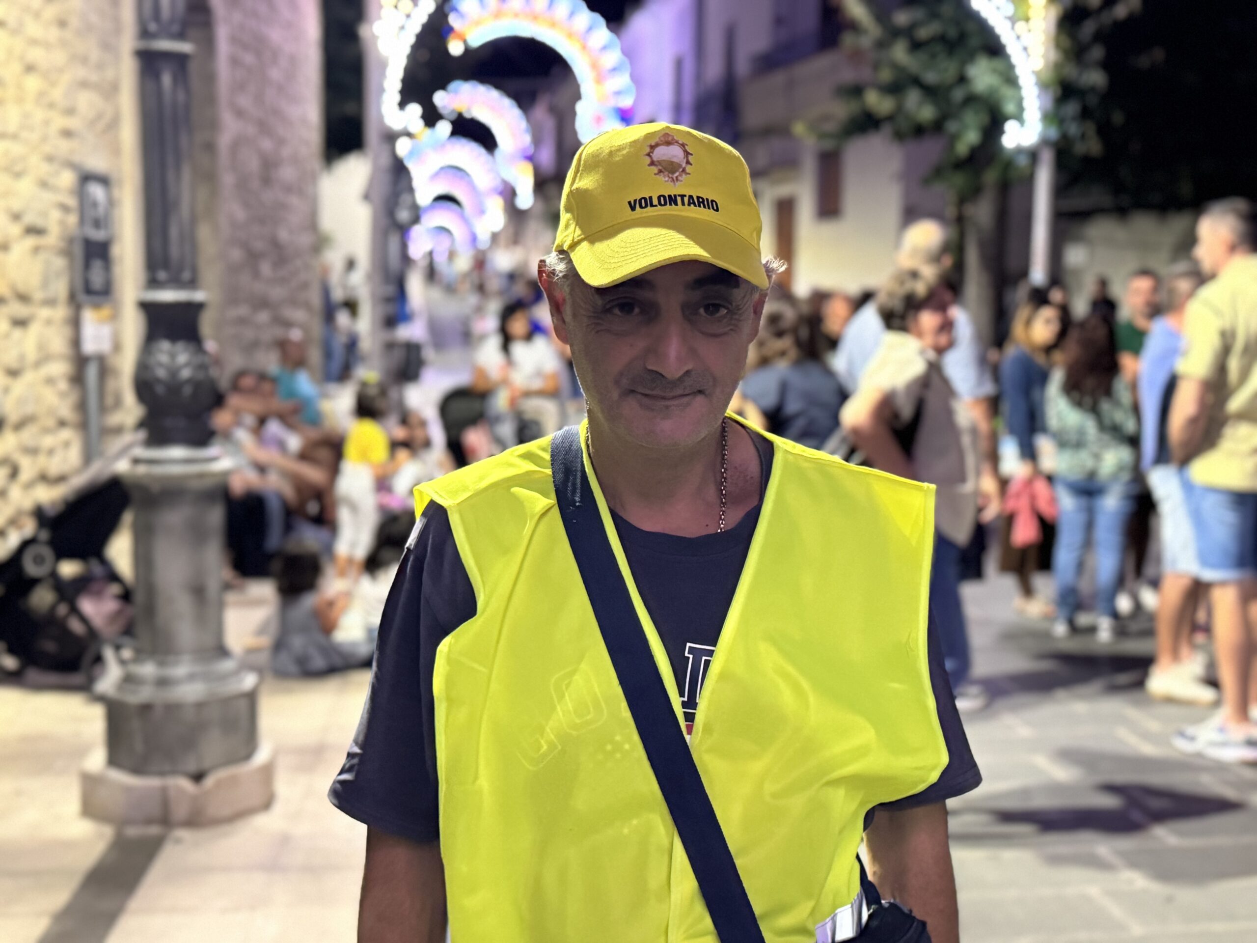 Antonio De Luca, il volontario che regola il traffico e il cuore della comunità